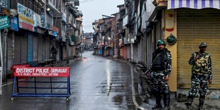 Personel keamanan berjaga selama lockdown di Srinagar pada 14 Agustus 2019, setelah India mencabut otonomi Jammu dan Kashmir/Net