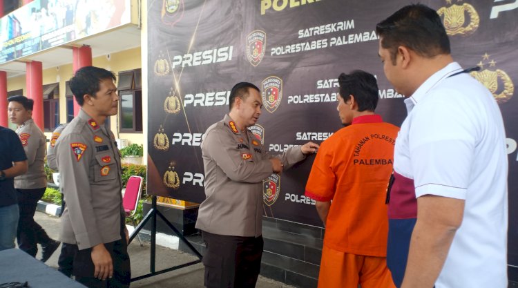     Kapolrestabes Palembang Kombes Pol Harry Sugihhartono ketika megintrogasi pelaku Hendri/Foto:Dheny Pratama