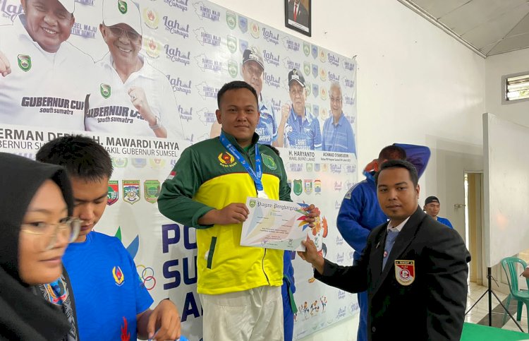 Briptu M Octa Satriawan saat menerima pengalungan medali usai meraih juara di pertandingan Judo di Porprov IV Lahat 