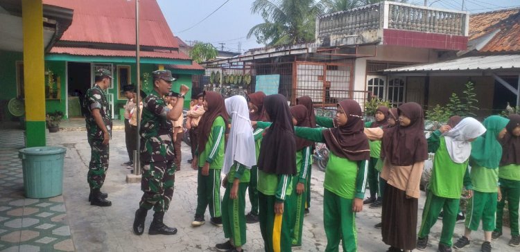 Dua orang Babinsa Kelurahan Talang Bubuk Sertu Auzar dan Koptu Yudha, melaksanakan pemberian materi Latihan Peraturan Baris Berbaris (PBB) kepada siswa SD Madrasah Ibtidaiyah Islamiyah Perguruan/ist