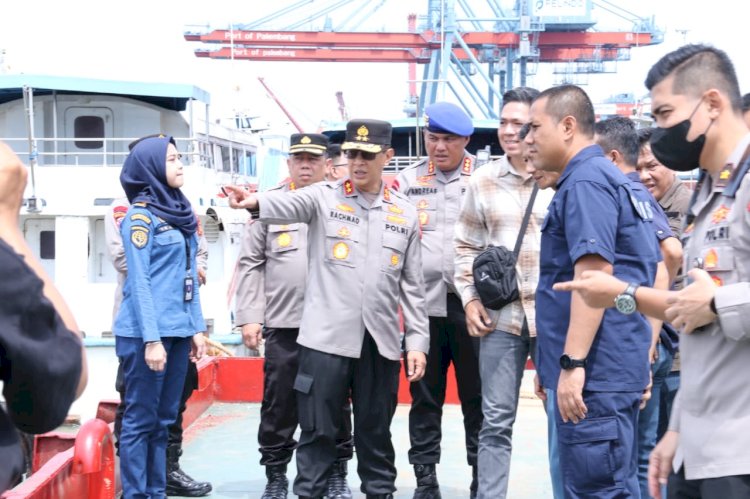 Kapolda Sumatera Selatan (Sumeel) Irjen Pol A Rachmad Wibowo SIK meninjau langsung Kapal Self Propelled Oil Barge (SPOB) Dinar Jaya yang diamankan Subdit IV Tipidter Ditreskrimsus Polda Sumsel yang tertangkap melakukan penyeludupan BBM produksi Ilegal Refinery asal kabupaten Musi Banyuasin (Muba).(ist/rmolsumsel.id)