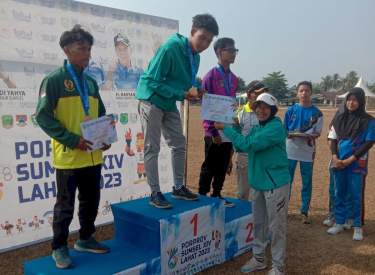 Maikel dari Kontingen kabupaten Empat Lawang meraih medali emas cabor atletik kategori lompat tinggi/ist