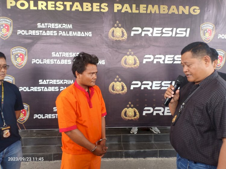 Tersangka Feriansyah saat ditampilkan dalam press release yang digelar Polrestabes Palembang. (ist/rmolsumsel.id)