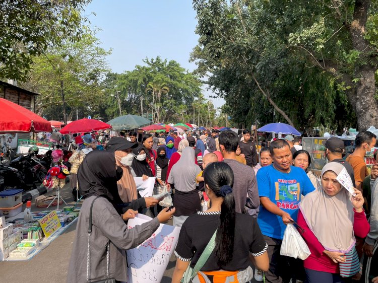 Seniman dan Budayawan Palembang membagikan masker kepada pengunjung Kambang Iwak Palembang. (ist/rmolsumsel.id)