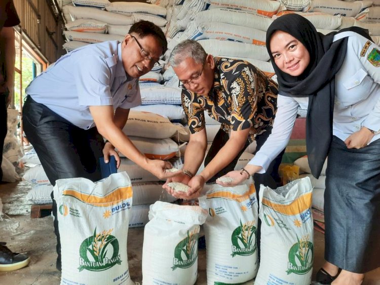 Tim Dinas Ketahanan Pangan Empat Lawang mengecek ketersediaan beras di gudang Bulog. (ist/rmolsumsel.id)