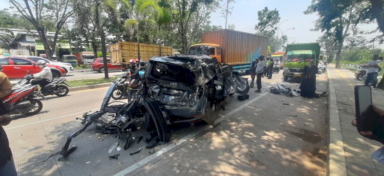  Kondisi Kijang Innova ringsek berat usai menghantam dump truk di Jalan Soekarno-Hatta Palembang. (Fauzi/RMOLSumsel.id)