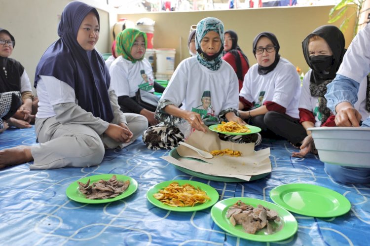 Pelatihan pembuatan keripik pisang yang digelar sukarelawan Wong Kito Ganjar. (ist/rmolsumsel.id)