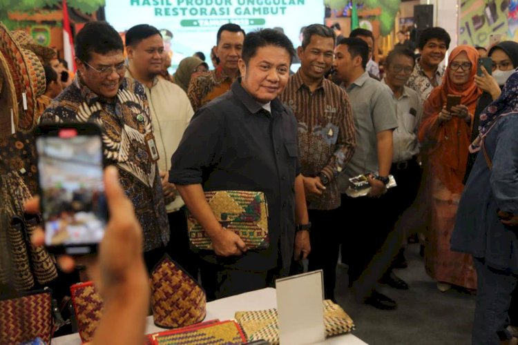 Gubernur Sumsel Herman Deru saat menghadiri acara pameran hasil produk unggulan restorasi gambut, Sabtu (23/9) lalu. (dok.Humas Pemprov Sumsel)