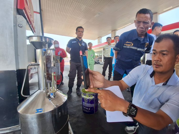 Petugas melakukan Tera Ulang di SPBU  perbatasan OKU Timur-Lampung/Foto:Amizon