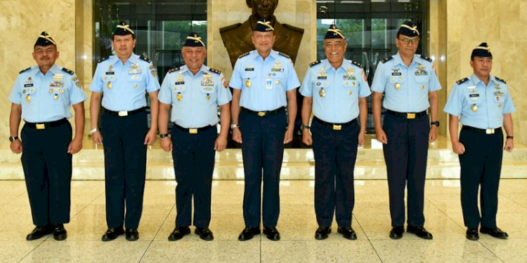 KSAU Marsekal TNI Fadjar Prasetyo bersama para perwira tinggi TNI AU yang naik pangkat/Ist