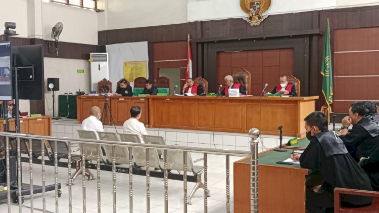 Dua tersangka kasus korupsi yang melibatkan uang dari PT Semen Baturaja melalui anak perusahaan PT Baturaja Multi Usaha menjalani sidang perdana di PN Tipikor Palembang/ist