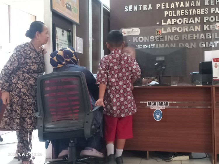Korban (baju sekolah) didampingi ibu dan nenek saaf membuat laporan di SPKT Polrestabes Palembang. (Denny Pratama/RMOLSumsel.id)