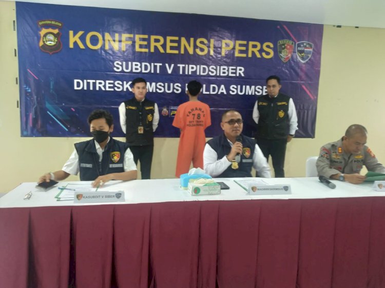 Plt Direktur Reserse Kriminal Khusus Polda Sumsel AKBP Putu Yudha Prawira memimpin press release kasus penipuan lewat APK surat tilang . (Fauzi/RMOLSumsel.id)