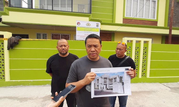 Direktur Reserse Narkoba Polda Lampung Kombes Pol Erlin Tangjaya menunjukkan desain rumah mewah milik Khadafi untuk istrinya Adelia Putri Salma /Foto:Fauzi