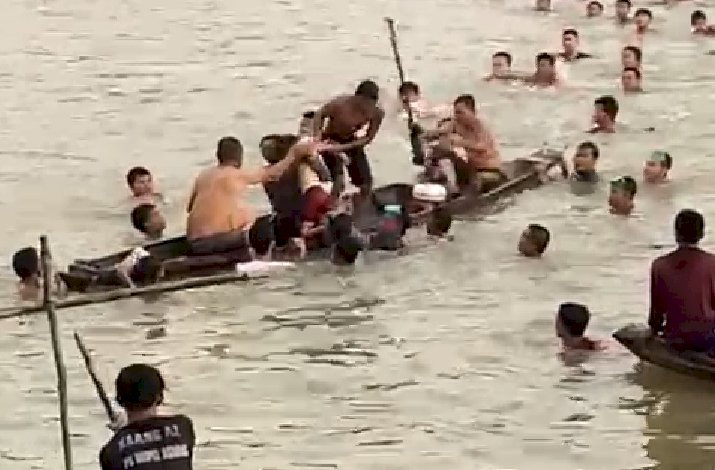 Warga mengevakuasi  bocah yang tenggelam di Sungai Rawas/ist