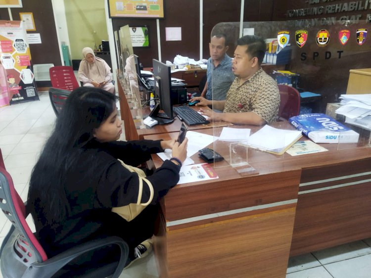 Korban Vania saat membuat laporan polisi di SPKT Polrestabes Palembang. (Denny Pratama/RMOLSumsel.id)