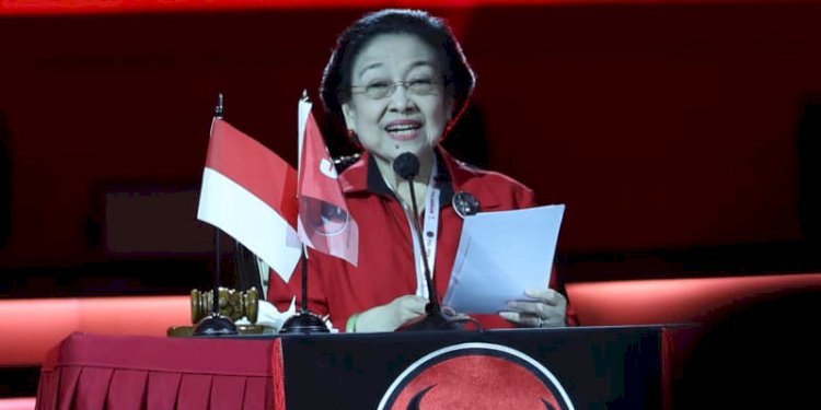 Megawati Soekarnoputri di hadapan Presiden Joko Widodo dan peserta Rakernas IV PDIP/Ist