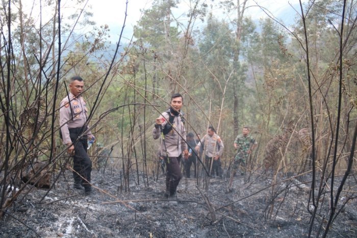 Kapolres Karanganyar AKBP Jerrold Komontay pantau kondisi hutan gunung Lawu yang terbakar /dok. Humas