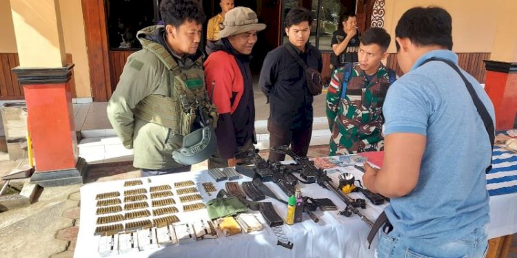 Satgas Damai Cartenz mengamankan senjata api dan puluhan selongsong peluru aktif milik KKB di Distrik Serambakon, Kabupaten Pegunungan Bintang pada Sabtu dini hari (30/9)/Ist