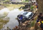 Daihatsu Sigra Nyemplung ke Sungai Kedukan Saat Hendak Pergi Kondangan