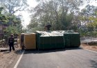 Truk Ekspedisi Terguling Tutup Arus Jalan Lintas Baturaja-Prabumulih