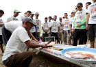 Nelayan di Sumsel Sumringah Dapat Jaring Ikan dan Diajarkan Bikin Ikan Asin oleh Sukarelawan Ganjar