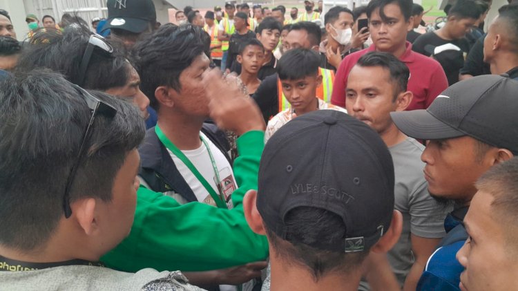 Pelatih Sriwijaya FC Yusuf Prasetyo dihadang kelompok supporter usai menuai hasil imbang di laga kandang/ist