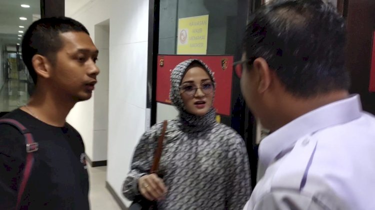 Selebgram Palembang, Yoan Sandra yang videonya viral yang mengatakan buka lahan dengan cara dibakar lebih muda dan murah akhirnya dipanggil Subdit V Tipid Cyber Ditreskrimsus Polda Sumsel/Foto:Fauzi