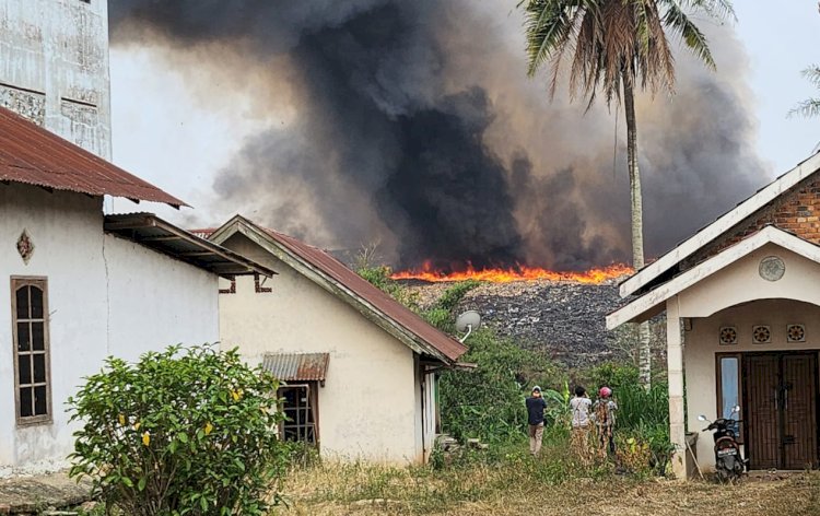 Gunungan sampah di TPA Sukawinatan Palembang terbakar/RMOL