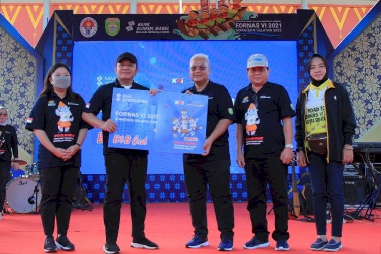 Gubernur Sumsel Herman Deru bersama Dirut Bank Sumsel Babel, Achmad Syamsudin didampingi Ketua Kormi Sumsel Samanta Tivani saat memperkenalkan kartu uang elektronik BSB Cash dalam kegiatan road to Fornas VI di Gelora Jakabaring Sriwijaya tahun lalu/ist