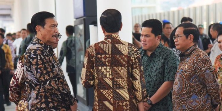 Luhut Binsar Pandjaitan berbincang dengan Presiden Joko Widodo sesaat setelah peresmian KCJB/Ist