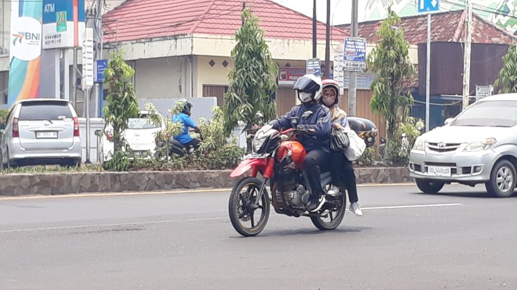 Pengendara motor di Kota Lubuklinggau mulai mengenakan masker saat beraktivitas diluar akibat kabut asap. (ist/rmolsumsel.id)