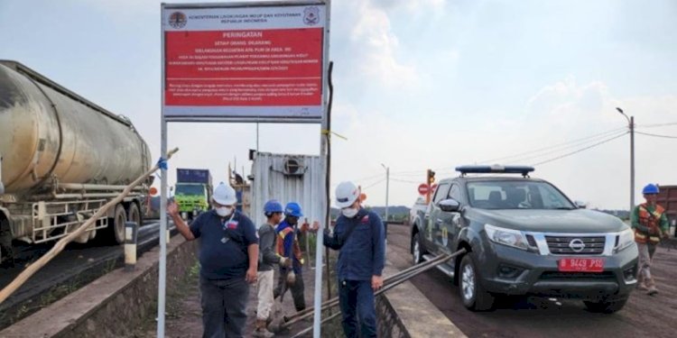 Kementerian LHK meyegel kawasan pelabuhan PT RMK Energy yang berada di Kecamatan Muara Belida Kabupaten Muara Enim, terkait debu batu bara yang mencemari udara warga Selat Punai. (ist/RMOLSumsel.id)