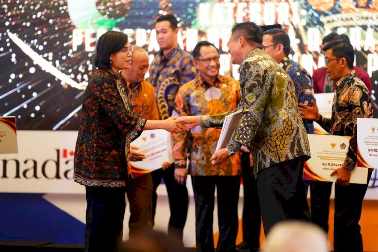 Bupati OKU Timur Ir. H. Lanosin, M.T mendapatkan penghargaan dari Kementerian Keuangan dan Kementerian Dalam Negeri/ist