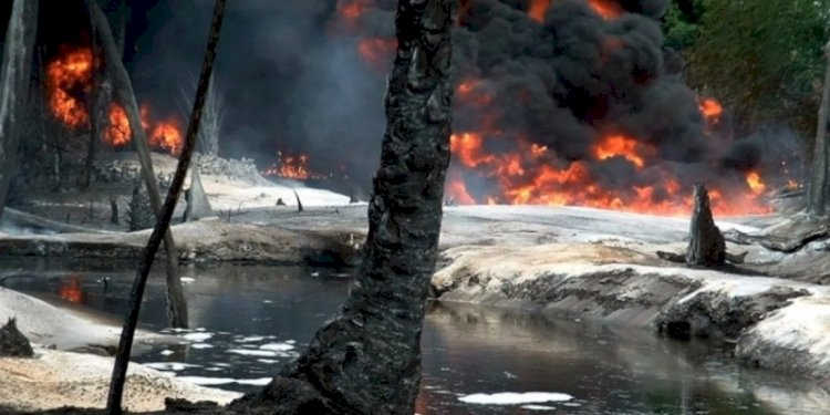 Salah satu kilang minyak ilegal Nigeria saat terbakar pada 2022 lalu/Net