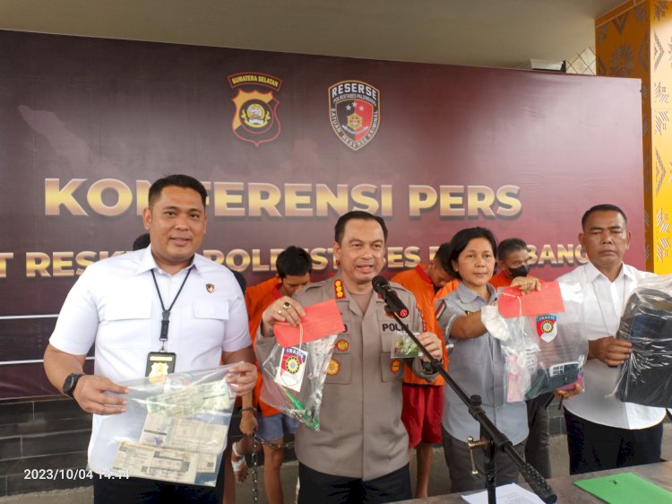 Press rilis ungkap kasus bobol atm dengan modus ganjal di Polrestabes Palembang/Foto:RMOL