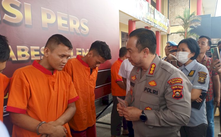 Tersangka Rio ketika ditanya oleh Kapolrestabes Palembang Kombes Pol Harryo Sugihhartono/Foto:RMOL