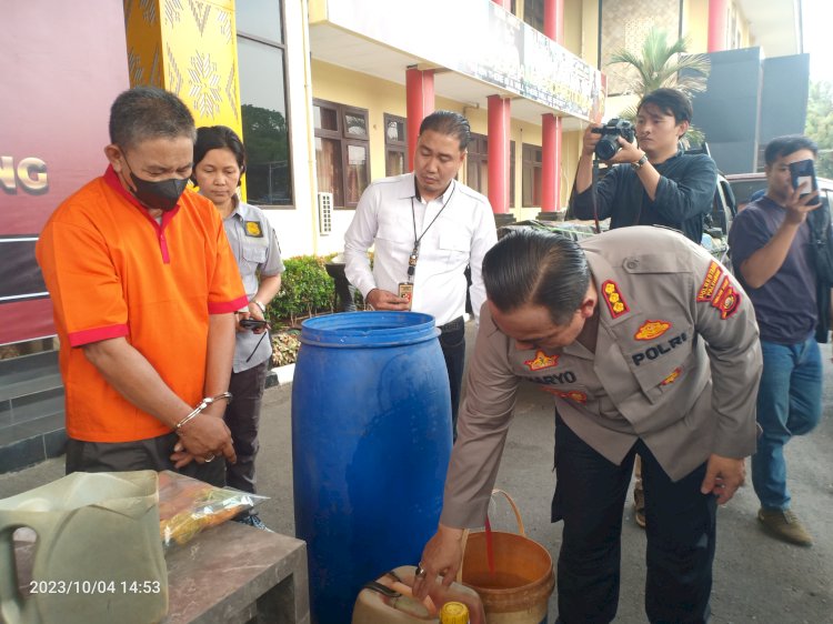 Pers rilis ungkap kasus penyulingan BBM ilegal oleh Satreskrim Polrestabes Palembang. (Denny Pratama/RMOLSumsel.id)