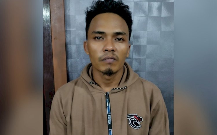 Tersangka Putra saat diamankan di Polrestabes Palembang. (Denny Pratama/RMOLSumsel.id)
