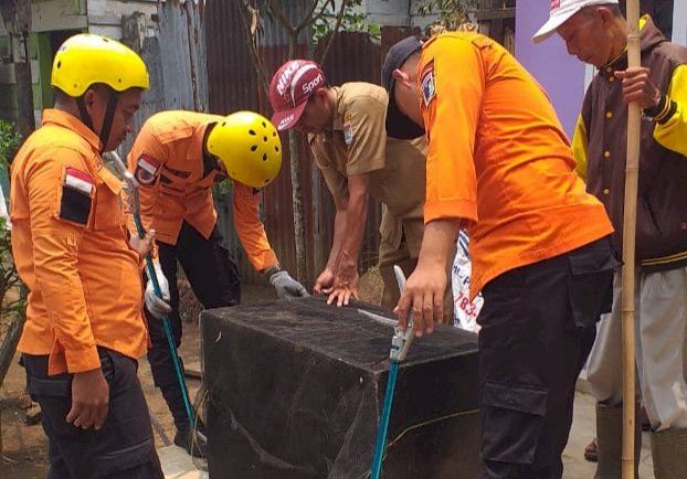 Petugas mengevakuasi tiga ular kobra yang bersarang didalam salon speaker rumah warga/ist