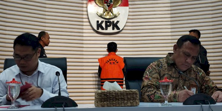 Tersangka M Lutfi (membelakangi lensa) saat ekspose di KPK/RMOL