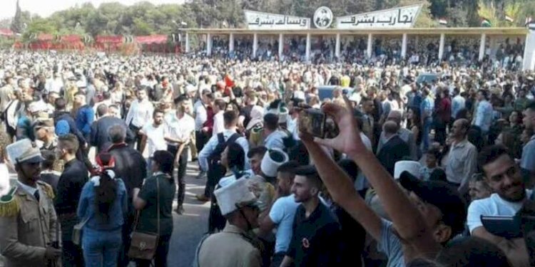 Kerumunan besar menghadiri upacara wisuda di Akademi Militer Homs di Suriah sebelum terjadinya serangan pesawat tak berawak pada Kamis, 5 Oktober 2023/Arab Observe