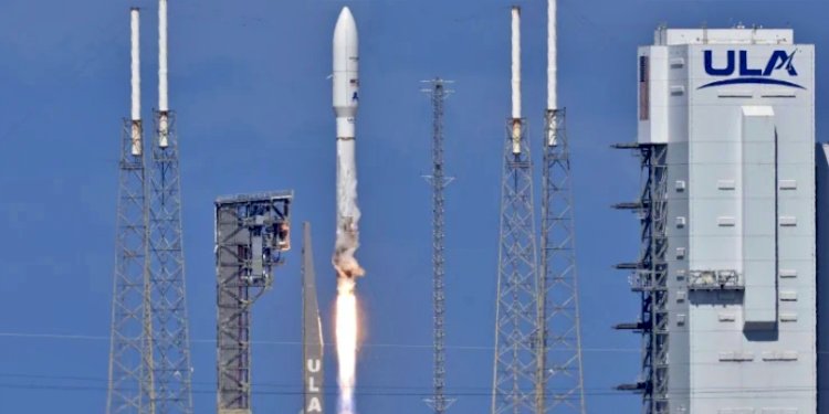 Roket Atlas 5 dengan pesawat ruang angkasa Project Kuiper Protoflight Amazon lepas landas dari Space Launch Complex-41 di Cape Canaveral, Florida pada 6 Oktober 2023/AP