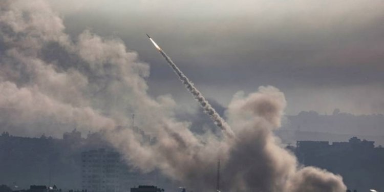 Roket diluncurkan dari jalur pesisir Gaza menuju Israel oleh militan milisi Ezz Al-Din Al Qassam, sayap militer gerakan Hamas, di Kota Gaza, pada Sabtu 7 Oktober 2023/Net