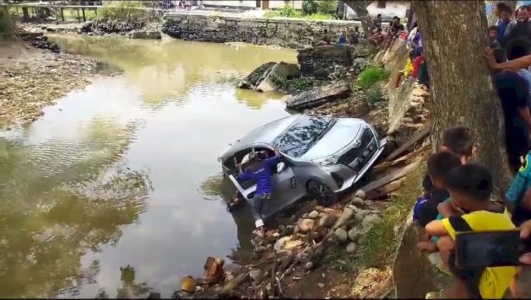 Satu unit mobil Daihatsu Sigra dengan nomor polisi (nopol) BG 1864 NG yang ditumpangi oleh satu keluarga terjun ke Sungai Kedukan/ist