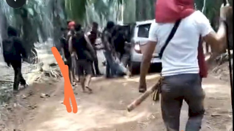 Seorang warga dievakuasi usai terkena tembakan dari aparat keamanan/repro