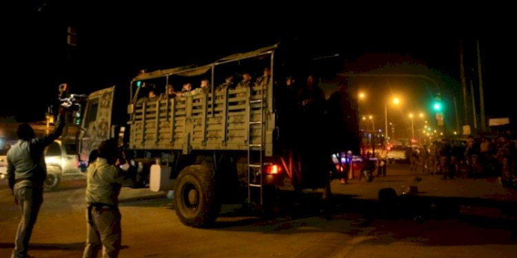 Anggota tentara pergi setelah melakukan operasi pengamanan di penjara Guayas 1, pada 6 Oktober 2023/AFP