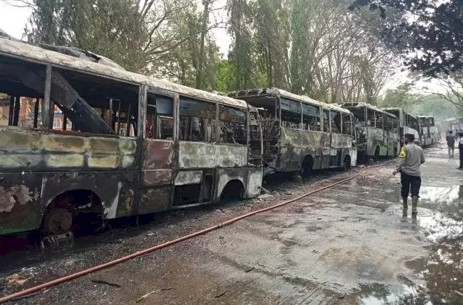12 unit bus Trans Musi yang terbakar pada Minggu (9/10). (ist)