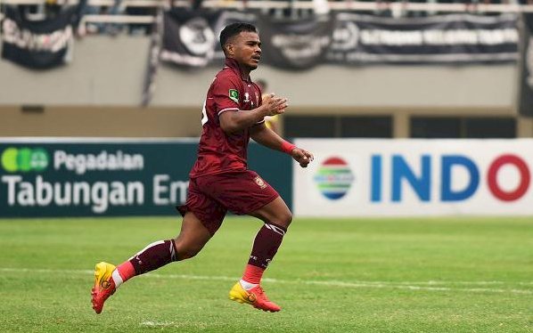 Pemain SFC Habibi Jusuf berhasil mencetak gol ke gawang PSPS Riau/ist
