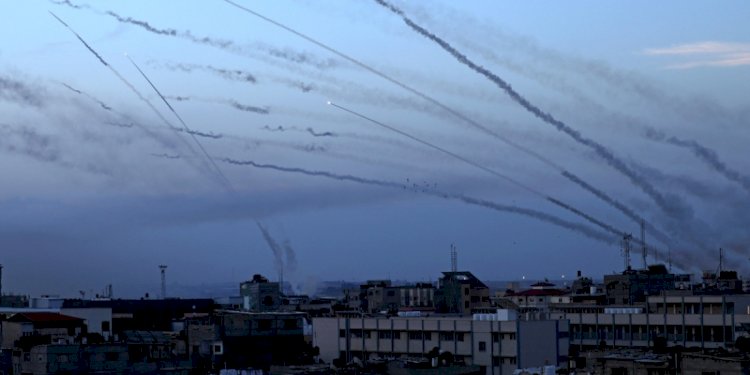 Rentetan roket yang ditembakkan dari Gaza ke Israel terlihat di langit kota Rafah di Jalur Gaza selatan, pada Sabtu 7 Oktober 2023/Foto; Xinhua